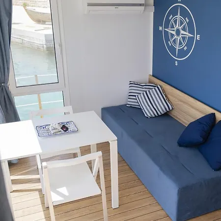 Houseboat Floatart Experience Úszó hotel *