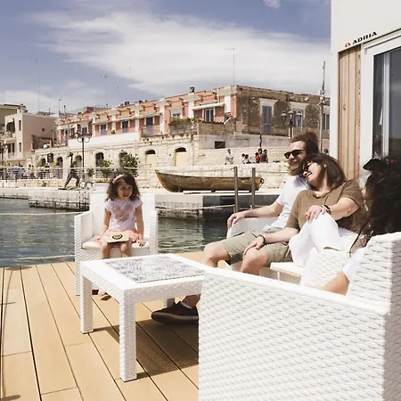 ספינת מלון Houseboat Floatart Experience *