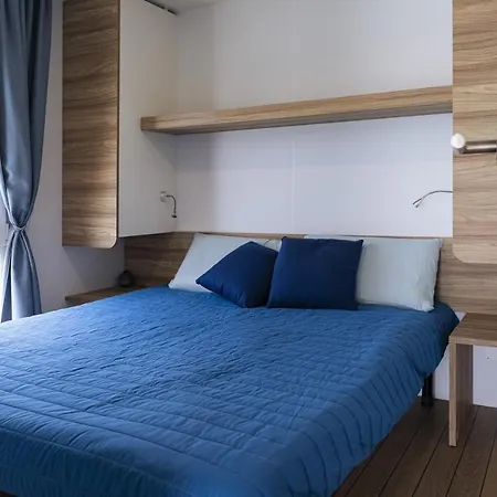 Houseboat Floatart Experience *