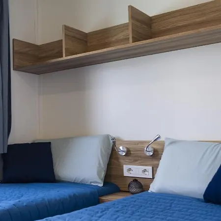 Úszó hotel Houseboat Floatart Experience