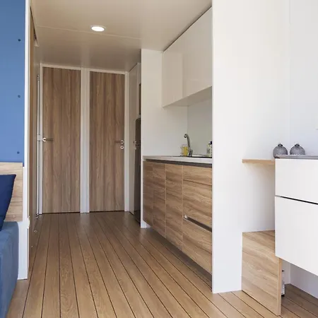 Úszó hotel Houseboat Floatart Experience *